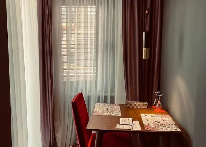 Deluxe * Tirana